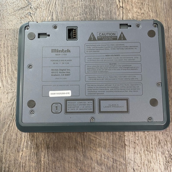 Mintek MDP-1720 Portable DVD Player 7” TFT Monitor - Picture 6 of 9